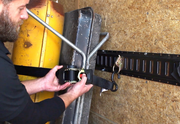 How to Use Retractable Ratchet Straps